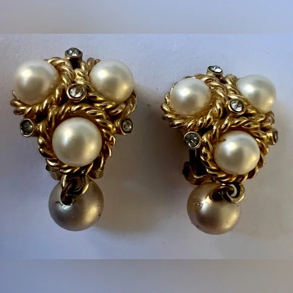 Hattie Carnegie Signed Faux Pearl And Diamond Antique Style Vintage Earrings - Picture 5 of 6